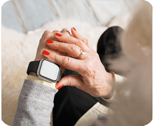 Bracelet alarme au poignet, appui sur le bouton d’appel