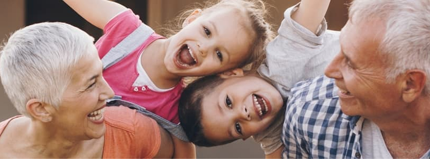 Famille souriante, plusieurs générations