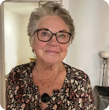 Senior portant un collier alarme