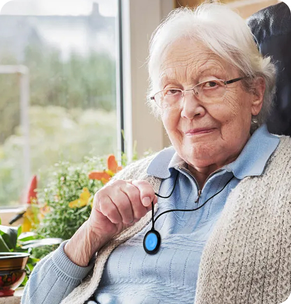 Senior tenant un bouton d'alarme