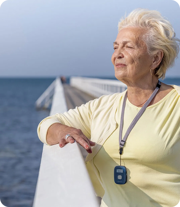 Senior tenant un bouton d'alarme